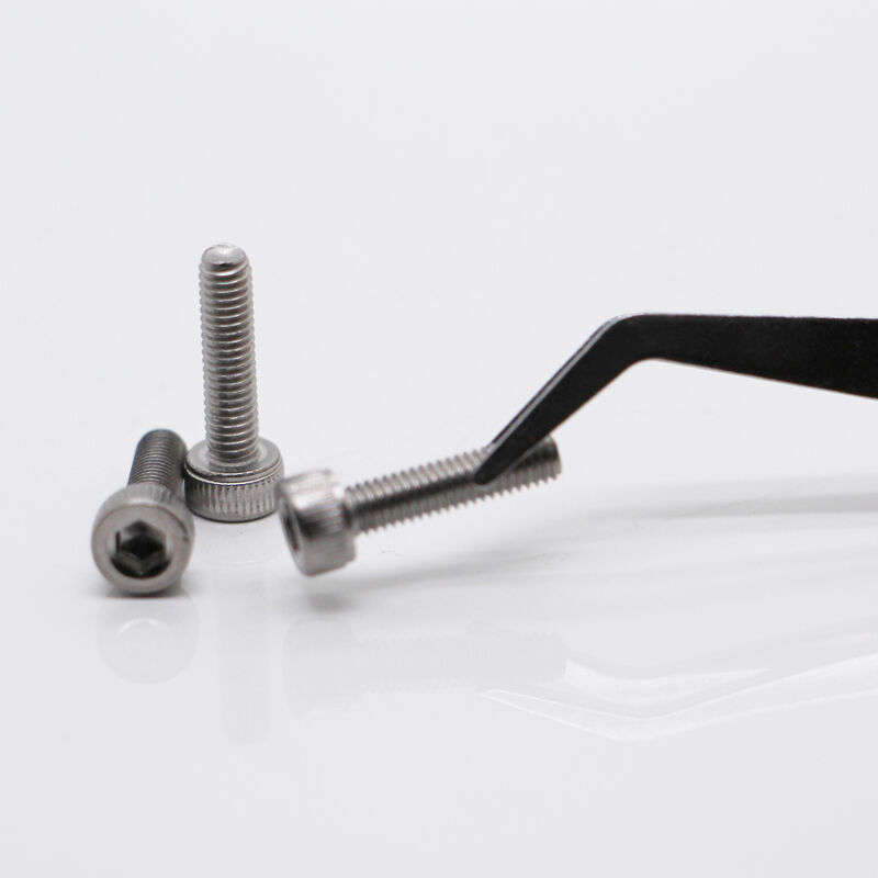 Parafusos de cabeça de panela de micro-precisão de aço inoxidável M0,5-M3 revestidos de níquel para aplicações industriais